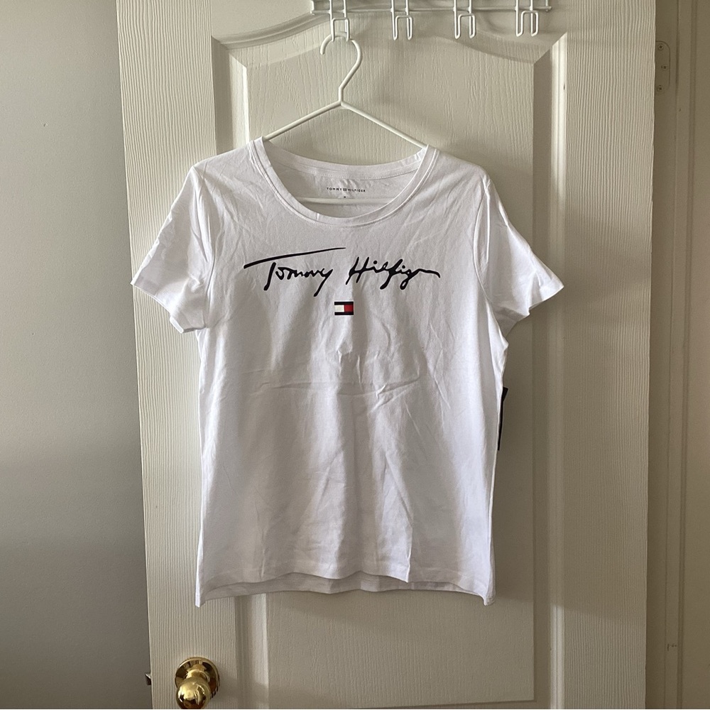 Tommy Hilfiger White Graphic Tee. Size medium.   B6